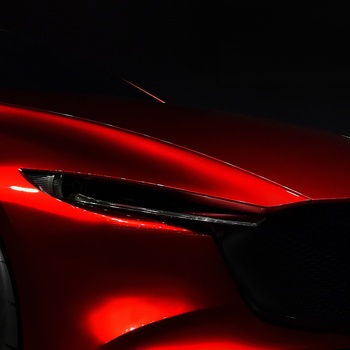 Fronten af rød metallic moderne Mazda