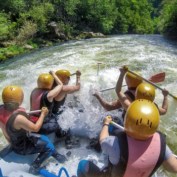 Rafting på floden Nestos River ved Paranest i Grækenland
