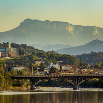 Rioni-floden og byen Kutaisi i Georgien