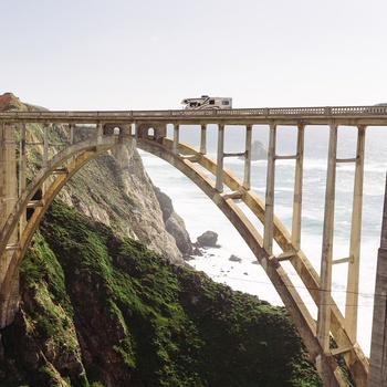 På vej over Bixby Bridge i et Road Bear Motorhome 