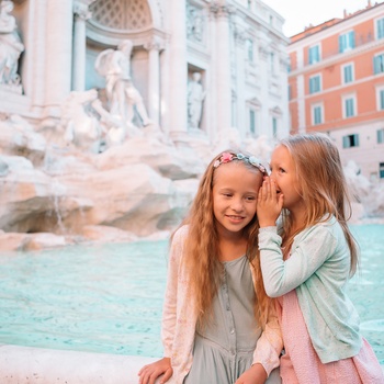 2 piger ved Trevi fontænen i Rom, Italien