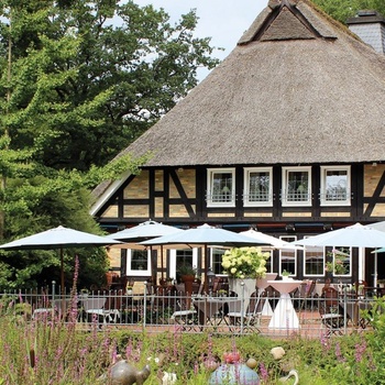 Vi er også tæt på naturparken Lüneburger Heide, Heidepark Soltau og fugleparken Walsrode, og byerne Hannover, Hamborg, Lüneburg og Bremen kan nås på lidt over en time i bil til dagsture.