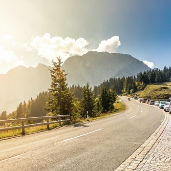 Biler ved udsigtspunkt på Rossfeld Panoramavej i Bayern, Tyskland