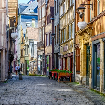 Idyllisk gade med bindingsværkshuse i Rouen, Normandiet i Frankrig