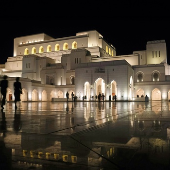 Besøgende på vej til Royal Opera House i Muscat - Foto: Daniele Levis Pelusi, Unsplash