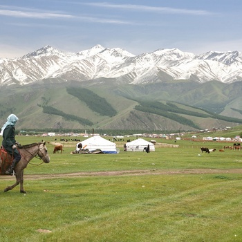 Rytter og traditionelle yurts i Naryn - Kirgisistan
