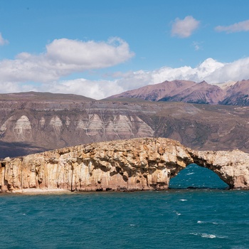 Klippeformationen  Arco de Piedra i søen Lago Posadas i Argentina, Patagonien