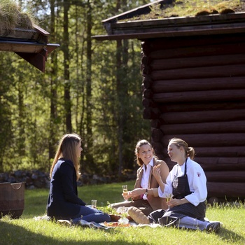 Søstrene Storaas, Norge