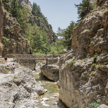 Turister på vej gennem Samaria-kløften på Kreta - Grækenland