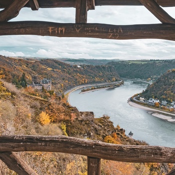 Sankt Goarshausen ved Rhinen i Tyskland - Foto: Joshua Kettle Unsplash