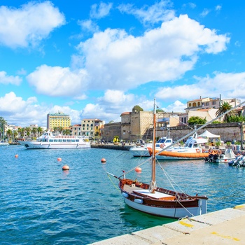 Havnepromenaden i kystbyen Alghero, Sardinien