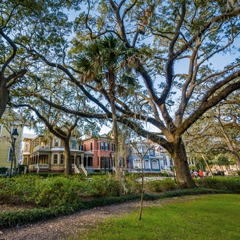 Forsyth Park og gamle bygninger i Savannah, Georgia i USA AS