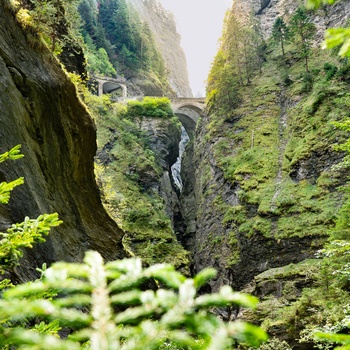 Bro i Viamala kløften i Schweiz
