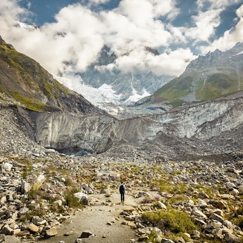 Hiker på vej mod Shkhara gletsjeren i Georgien