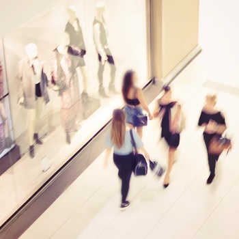 Sløret billede af kvinder i shoppingcenter