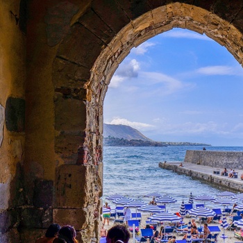 Badetid i Cefalu på Sicilien - Photo by Antonio Sessa on Unsplash