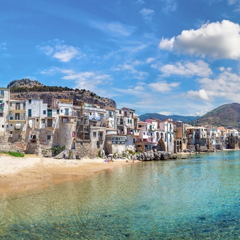 Cefalu - lille strand og gamle bygninger