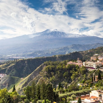 Taormina med Etna i baggrunden 