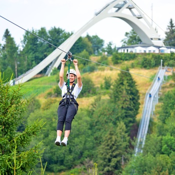 Zipline med skihopbanen St. Georg i baggrunden ved Winterberg, Midttyskland © Ferienwelt Winterberg