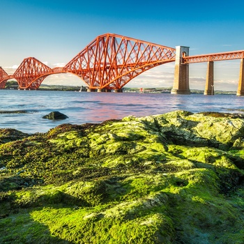 Skotland - smukkere bliver det ikke med den ikoniske Forth Bridge ved ebbe og i solskin