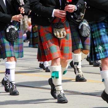 Skotsk marchorkester ved byparade - Skotland