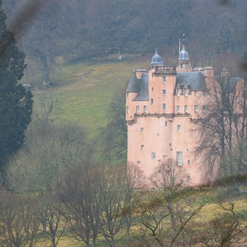 Skotland, Aberdeenshire, Alford - det lyserøde Craigievar Castle i morgendisen om efteråret