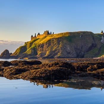 Skotland, Aberdeenshire, Stonehaven - Dunnottar Castle i morgensolen set fra Castle Haven