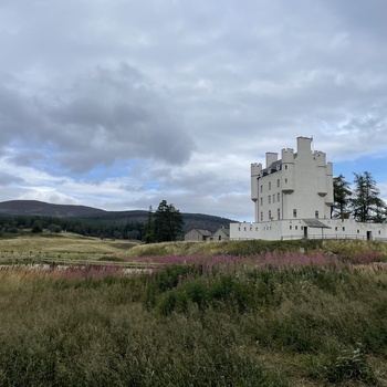 Skotland, Braemar - Braemer Castle ligger i den flade dal omkranset af bjerge