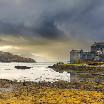 Skotland, Isle of Skye - dramatisk vejr over Dunvegan Castle