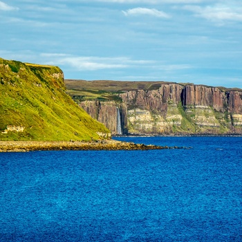 Skotland, Isle of Skye - vandfaldet Mealt Falls falder ud over Kilt Rock på østkysten af Isle of Skye