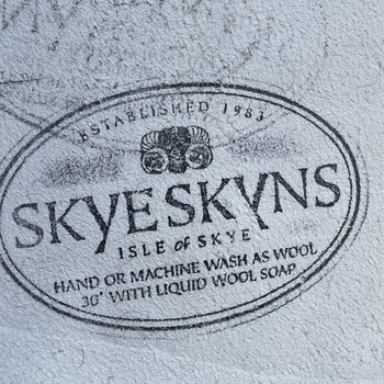 Skotland, Isle of Skye, Waternish - logo for Skyeskyns på fåreskind