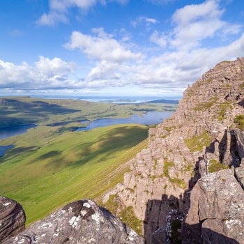 Skotland, Northwest Highlands Geopark - udsigt til Ben More Coigach, Loch Lurgainn og Loch Bad a Ghaill fra toppen af Stac Pollaidh