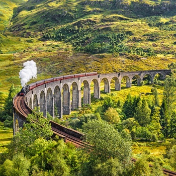 Damplokomotiv over Glennfinnan viadukten, Skotland