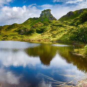 Det eventyrlige landskab med søer og bakker i Fairy Glen på Isle of Skye i Skotland