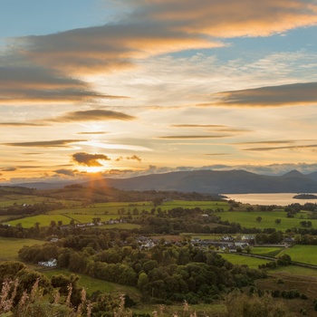 Udsigt ved solnedgang over Loch Lomond, Skotland