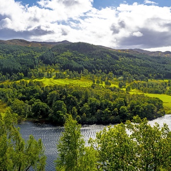 Udsigt ud over søen Loch Tummel og Tay Forest Park i Skotland