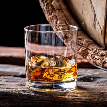 Glas med whisky, Skotland