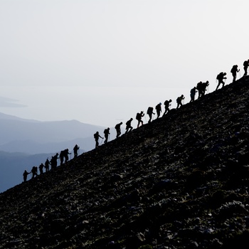 Gruppe der vandrer i bjergene