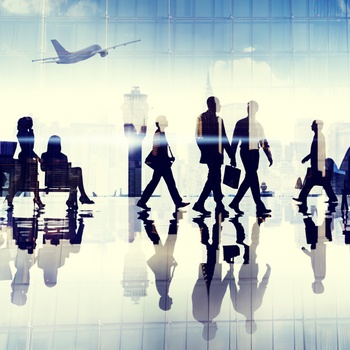 Gruppe af forretningsrejsende i lufthavn