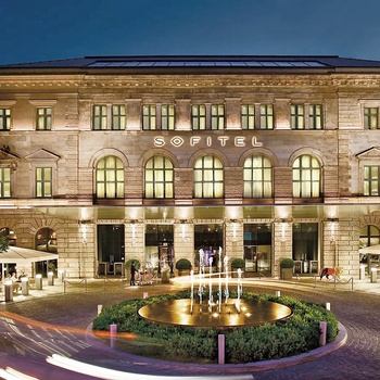 Sofitel Munich Bayerpost i München i Sydtyskland - Indgang og facaden
