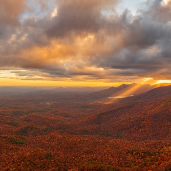 Efterårsfarver i Cliff Falls i Caesars Head State Park, South Carolina