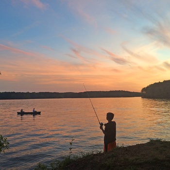 Lystfisker på Dreher Island ved Lake Murray, South Carolina