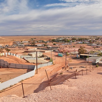 Udsigt ud over opalbyen Coober Pedy i South Australia