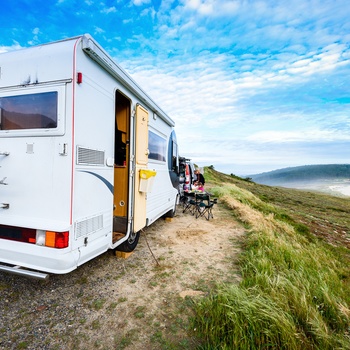 Autocamper med familie ved kysten i det sydvestlige Spanien