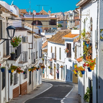  Gade med hvidkalkede huse i Estepona, Andalusien