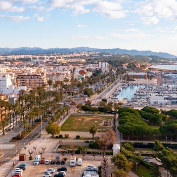 Kysten nær feriebyen Vilanova I la Geltru, Costa Dorada i Spanien