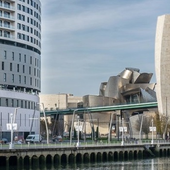  Spanien, Bilbao, Vincci Consulado de Bilbao - hotellets facade mod floden med Guggenheim Museet i baggrunden