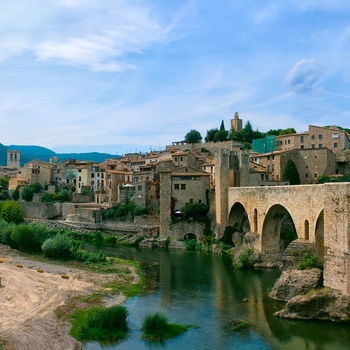 Spanien, Catalonien, Besalú - middelalderbyen med broen over floden El Fluvià