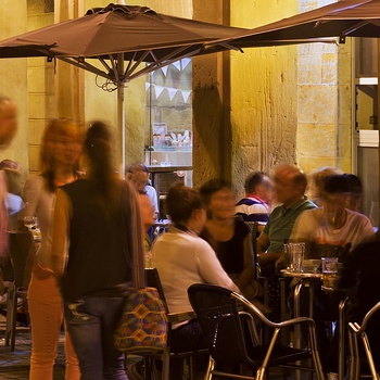 Udendørs restaurant midt i by i Spanien