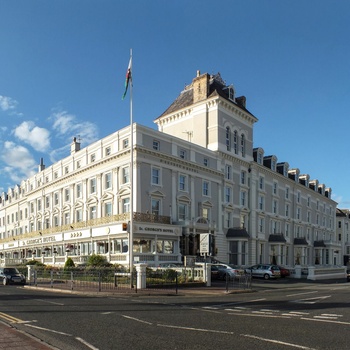 Wales, Llandudno - St. George's Hotel set fra Glan Y Mor Parade